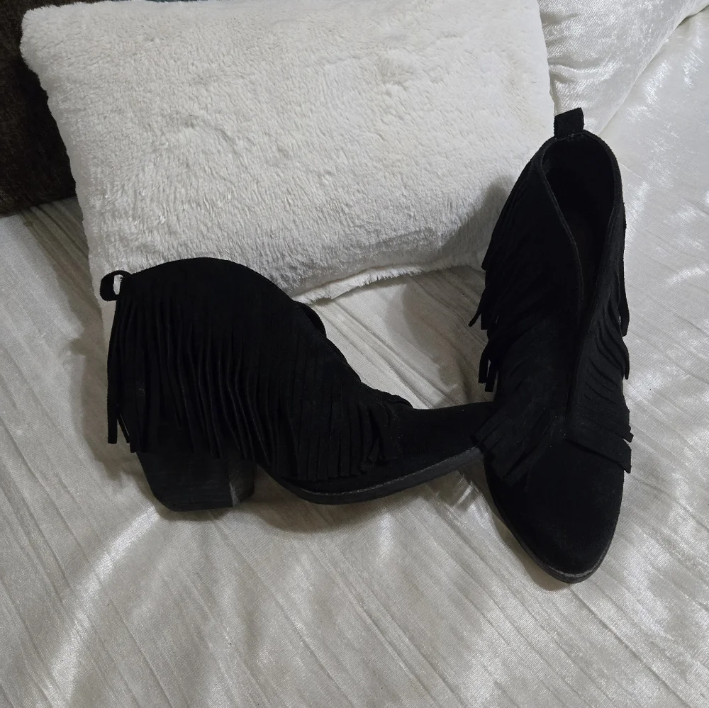 Coconuts by Matisse Black Faux Suede Fringe Booties Size 8 - Picture 2 of 8